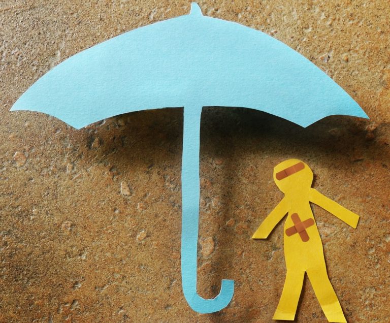 Illustrazione simbolica di un lavoratore infortunato con ombrello a rappresentare le tutele: guida al risarcimento danni.