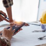 Progettista che analizza tavole tecniche e documenti di sicurezza del cantiere secondo il D.Lgs. 81/08.