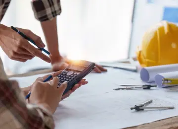 Progettista che analizza tavole tecniche e documenti di sicurezza del cantiere secondo il D.Lgs. 81/08.