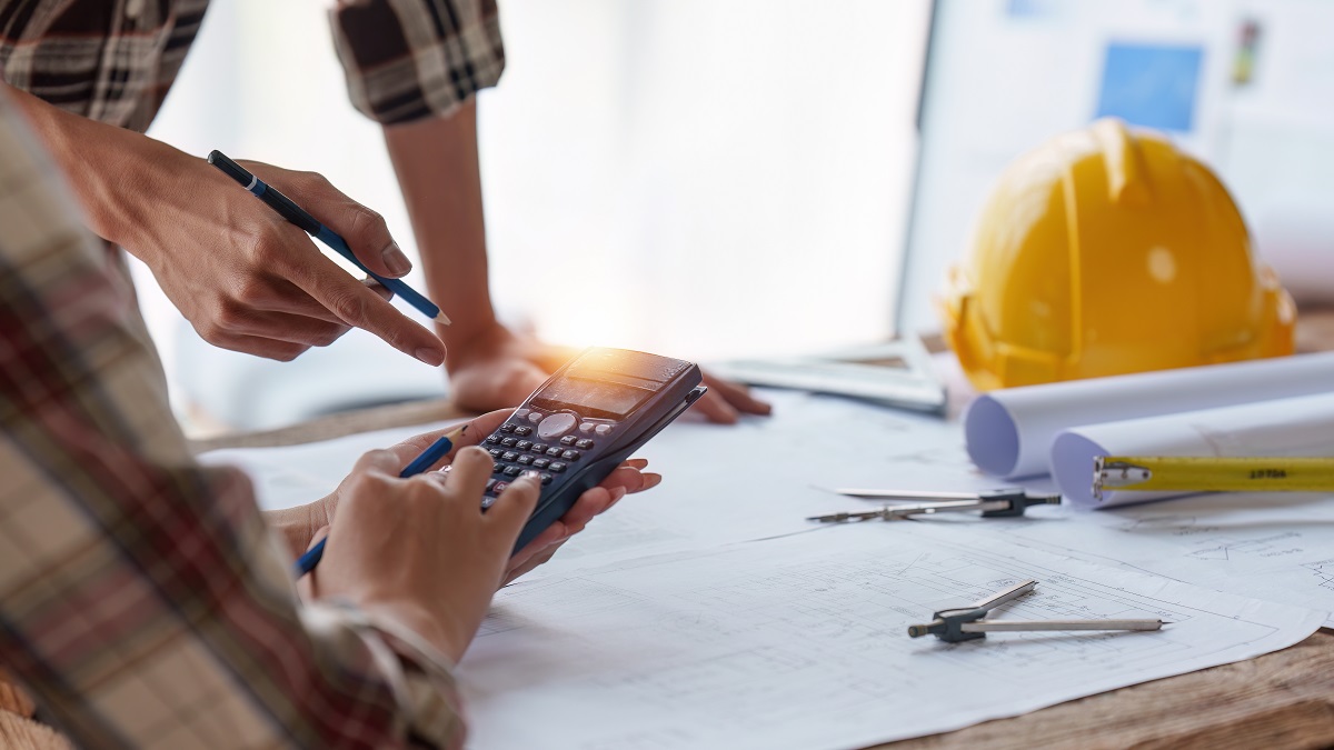 Progettista che analizza tavole tecniche e documenti di sicurezza del cantiere secondo il D.Lgs. 81/08.