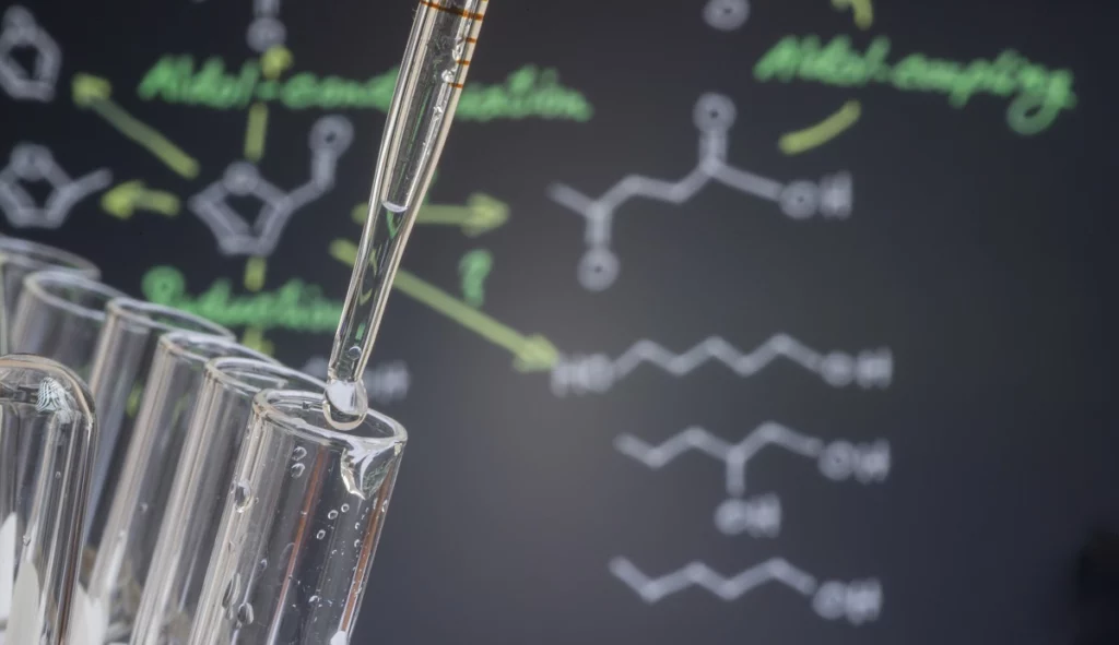 Nuove restrizioni REACH 2025 sulle sostanze CMR: aggiornamento dell’allegato XVII del Reg. CE 1907/2006