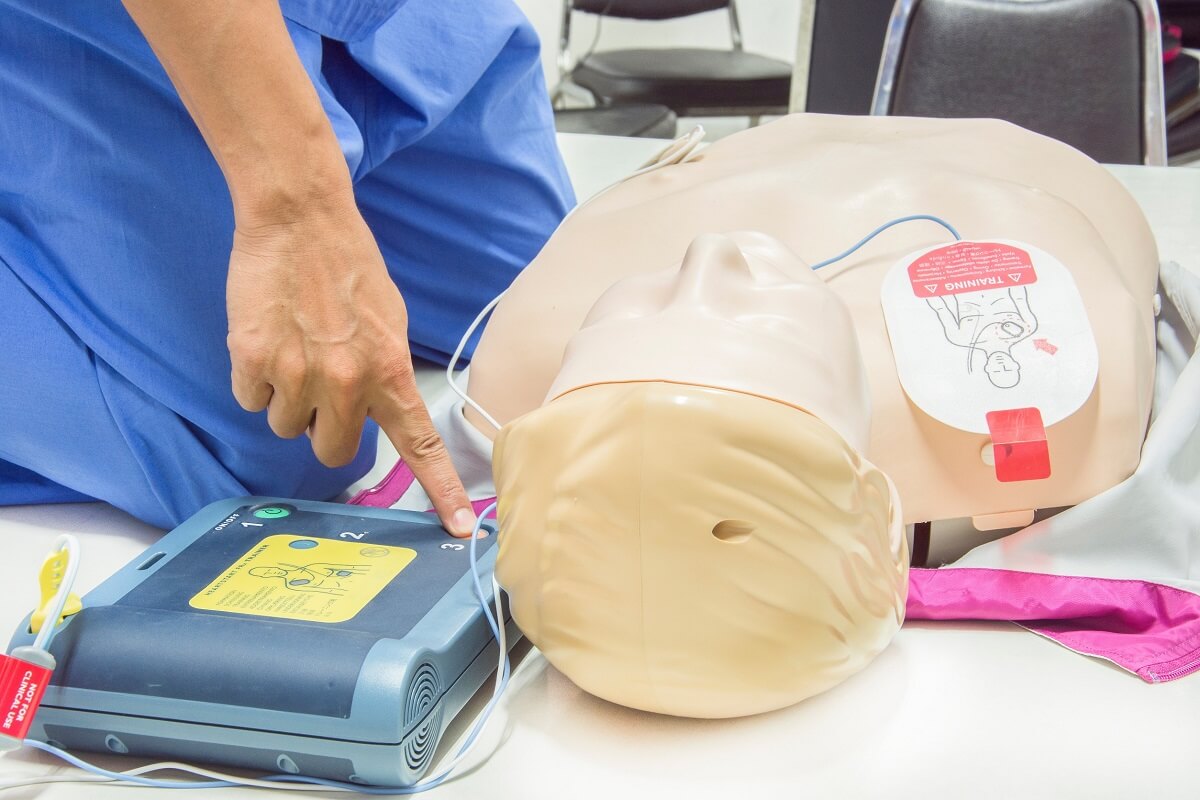 Defibrillatori: un Decreto su installazione e segnaletica (DM 16 marzo 2023)