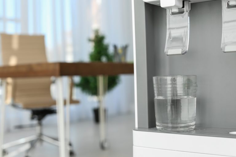 Distributore automatico sostenibile e punto acqua pubblica