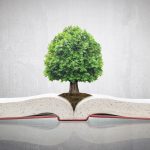 Illustrazione di un libro aperto con un albero al centro, simbolo delle novità e degli aggiornamenti del D.Lgs. 152/2006 sulla tutela ambientale.