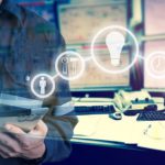 Rappresentazione dell’Intelligenza Artificiale nella gestione della forza lavoro con un focus sulla sicurezza dei lavoratori.