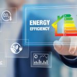 Professionista EGE analizza dati energetici su monitor in azienda sostenibile