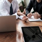 Professionista HSE in riunione con il team