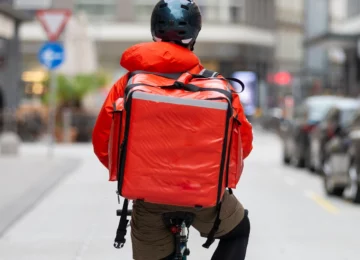 Lavoratori delle piattaforme digitali, come rider e freelance, in un contesto di regolamentazione e sicurezza sul lavoro