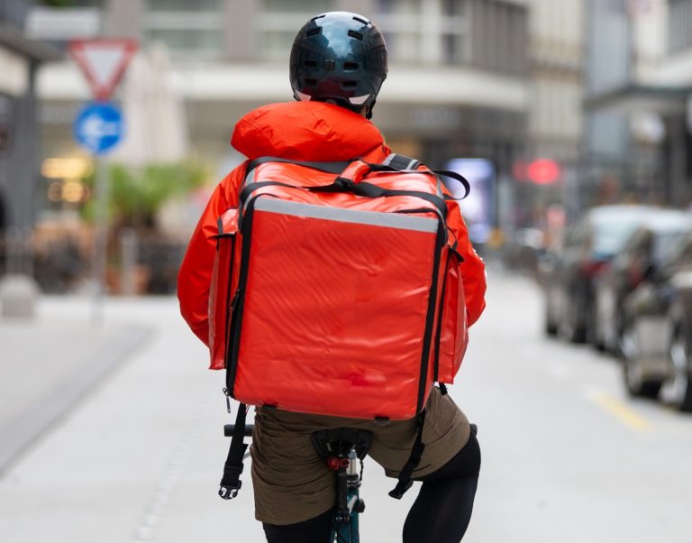 Lavoratori delle piattaforme digitali, come rider e freelance, in un contesto di regolamentazione e sicurezza sul lavoro