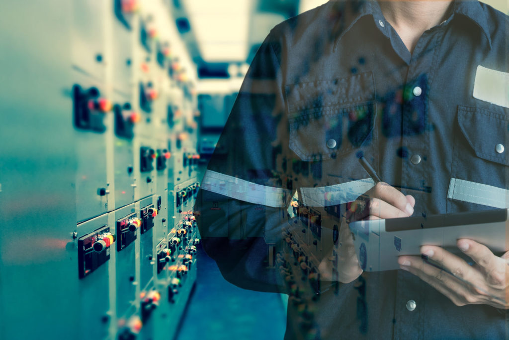 Operatore in impianto industriale, concetto di prevenzione rischio incidente