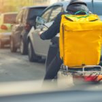 Rider in bicicletta con zaino per consegne