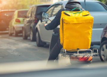 Rider in bicicletta con zaino per consegne