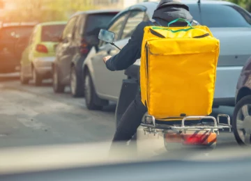 Rider in bicicletta con zaino per consegne