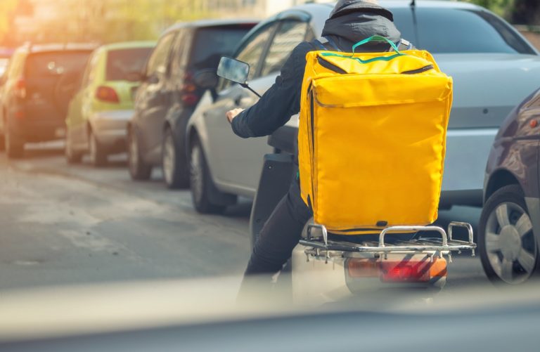 Rider in bicicletta con zaino per consegne