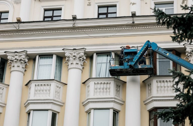Come garantire l'uso sicuro delle piattaforme mobili elevabili per attività in quota