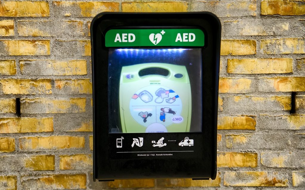 Defibrillatore DAE in azienda per emergenze da arresto cardiaco