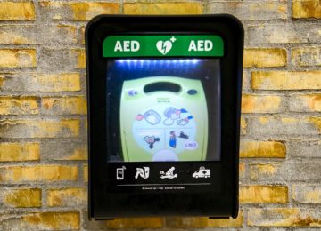 Defibrillatore DAE in azienda per emergenze da arresto cardiaco