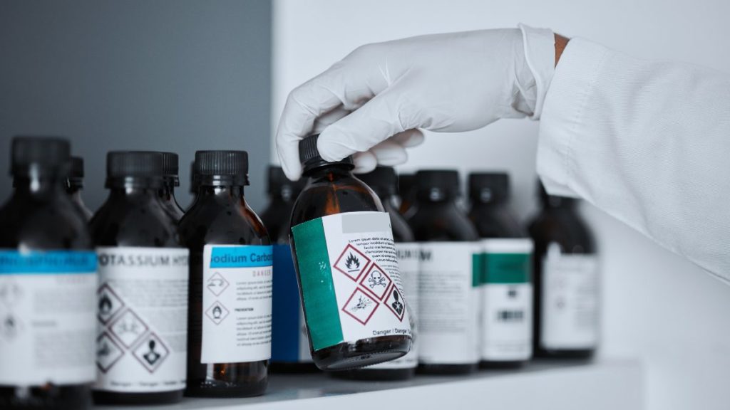 Operatore sanitario mentre lavora in un ambiente a rischio di esposizione a sostanze cancerogene