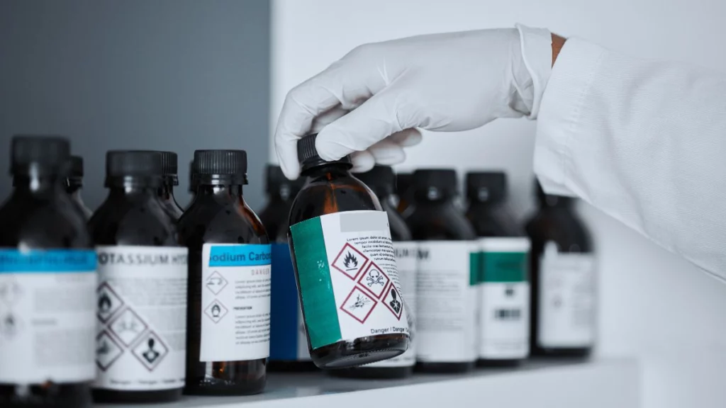 Operatore sanitario mentre lavora in un ambiente a rischio di esposizione a sostanze cancerogene