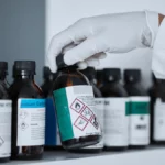 Operatore sanitario mentre lavora in un ambiente a rischio di esposizione a sostanze cancerogene