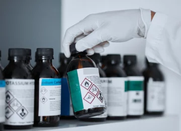 Operatore sanitario mentre lavora in un ambiente a rischio di esposizione a sostanze cancerogene