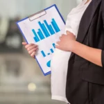 Lavoratrice in ufficio durante la gravidanza