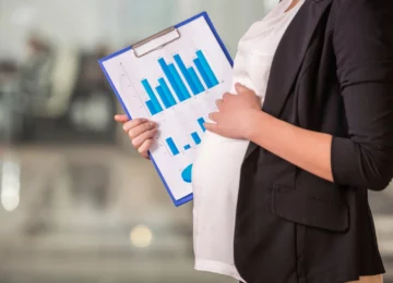 Lavoratrice in ufficio durante la gravidanza