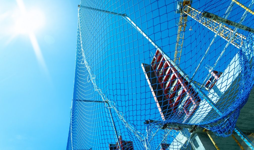 Reti di sicurezza montate in un cantiere edile
