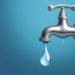 Rubinetto con goccia d’acqua potabile su sfondo blu