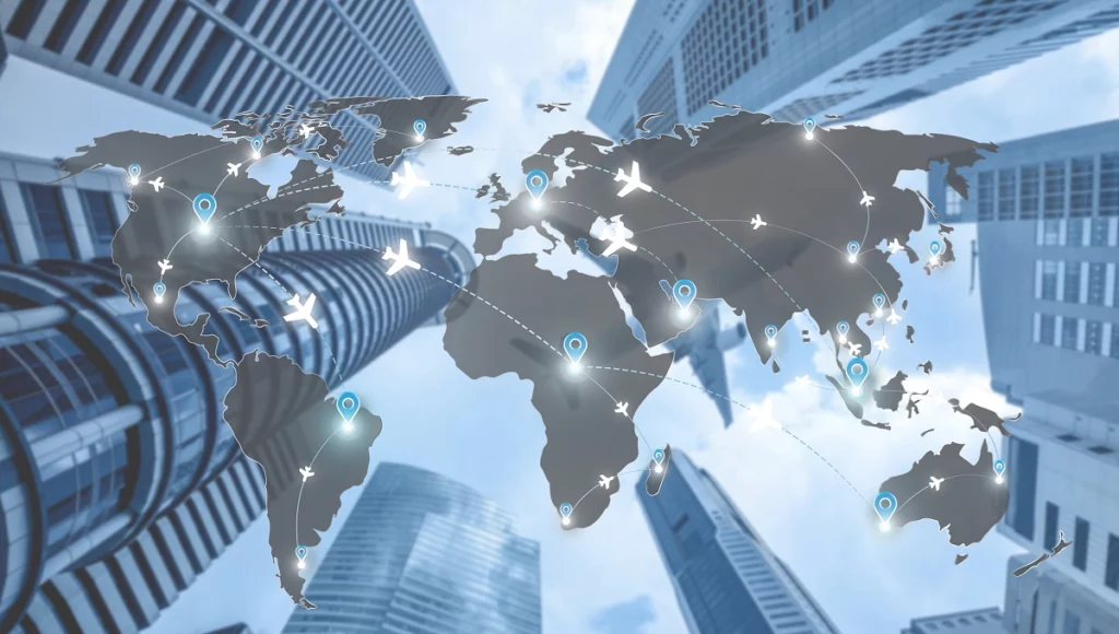Mappa globale con rotte aeree e marcatori di localizzazione, simbolo della gestione della sicurezza integrata nelle trasferte internazionali.