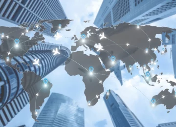 Mappa globale con rotte aeree e marcatori di localizzazione, simbolo della gestione della sicurezza integrata nelle trasferte internazionali.