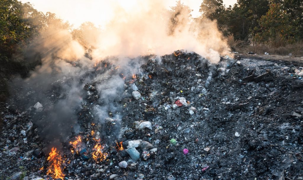 Discarica che brucia, rappresentazione degli illeciti ambientali e delle nuove sanzioni introdotte dal DL 116/2025