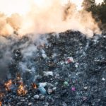 Discarica che brucia, rappresentazione degli illeciti ambientali e delle nuove sanzioni introdotte dal DL 116/2025