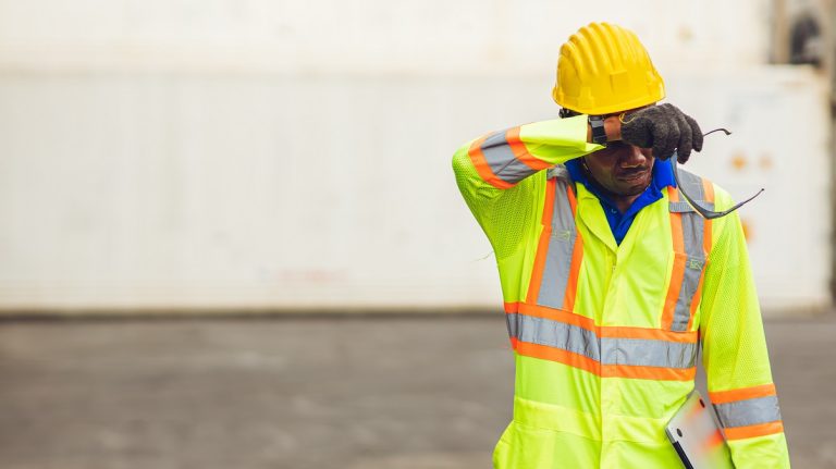 lavoratori europei esposti ai rischi climatici, psicosociali e digitali secondo OSH Pulse 2025