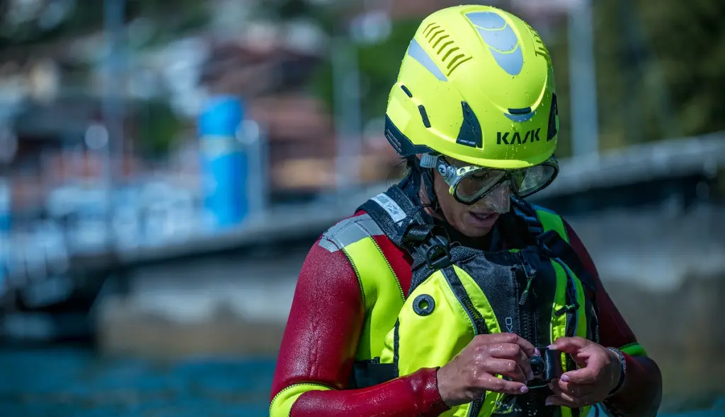 Caschi serie Quantum di Kask con pannelli protettivi montati per il soccorso in acqua