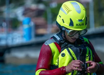 Caschi serie Quantum di Kask con pannelli protettivi montati per il soccorso in acqua