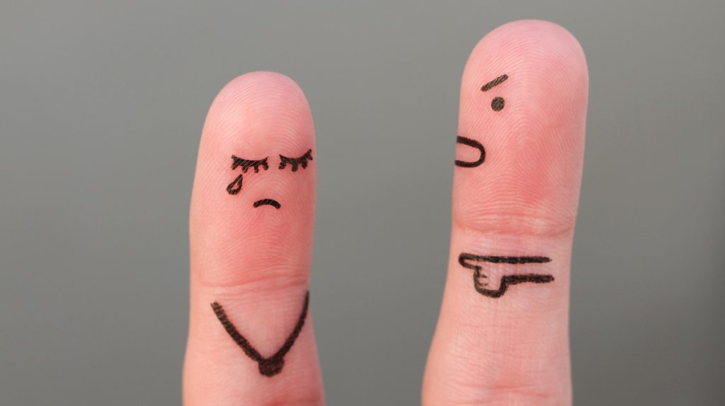 Operatrice sul lavoro esposta a rischio di aggressioni e molestie, concetto di sicurezza e prevenzione.