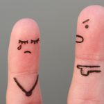 Operatrice sul lavoro esposta a rischio di aggressioni e molestie, concetto di sicurezza e prevenzione.