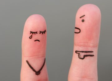 Operatrice sul lavoro esposta a rischio di aggressioni e molestie, concetto di sicurezza e prevenzione.