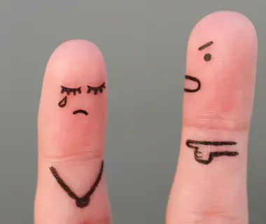 Operatrice sul lavoro esposta a rischio di aggressioni e molestie, concetto di sicurezza e prevenzione.