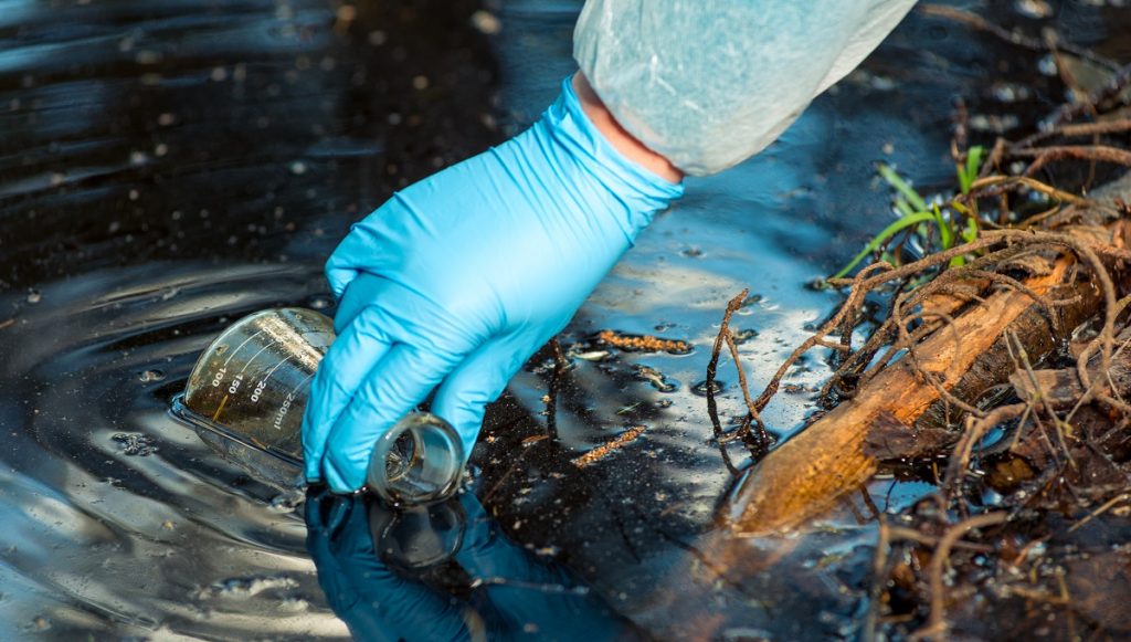 Tecnico analizza campioni d’acqua per rilevare PFAS – documento CIIP 2025.
