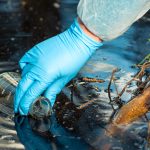 Tecnico analizza campioni d’acqua per rilevare PFAS – documento CIIP 2025.