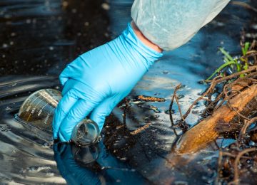 Tecnico analizza campioni d’acqua per rilevare PFAS – documento CIIP 2025.