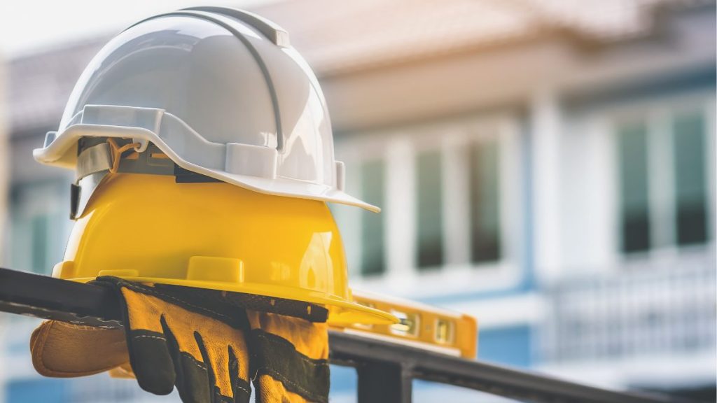 Casco di protezione e DPI, rappresentazione della sicurezza nei luoghi di lavoro.