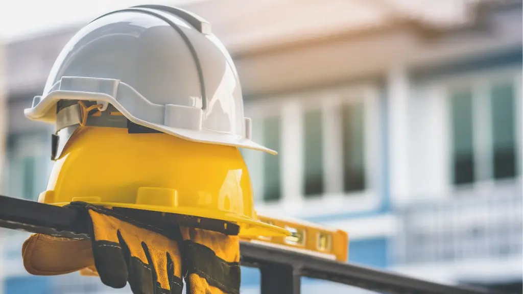 Casco di protezione e DPI, rappresentazione della sicurezza nei luoghi di lavoro.