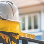 Casco di protezione e DPI, rappresentazione della sicurezza nei luoghi di lavoro.