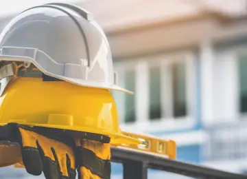 Casco di protezione e DPI, rappresentazione della sicurezza nei luoghi di lavoro.