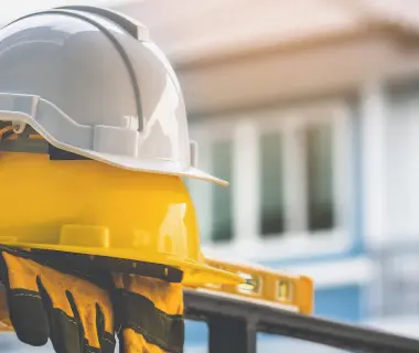 Casco di protezione e DPI, rappresentazione della sicurezza nei luoghi di lavoro.