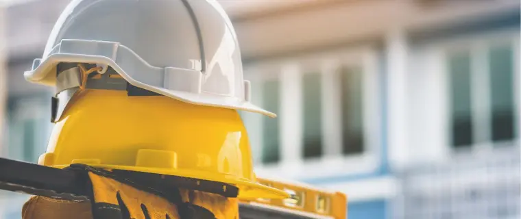 Casco di protezione e DPI, rappresentazione della sicurezza nei luoghi di lavoro.