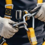 Lavoratore con DPI anticaduta come le cinture con cosciali conformi alla UNI EN 813:2024